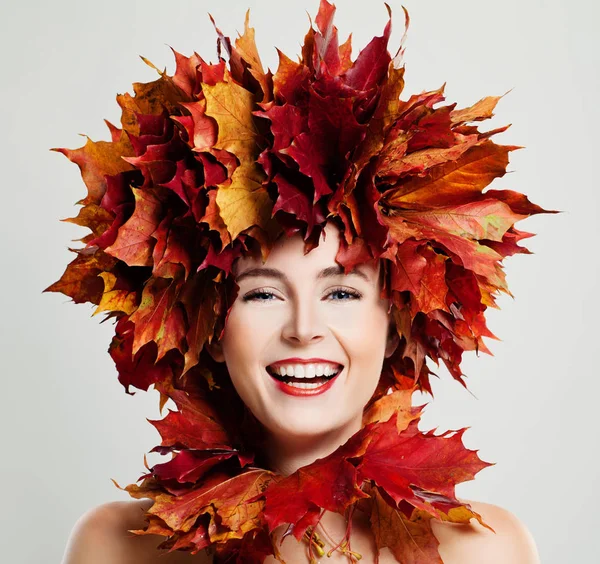 Herfst vrouw lachen. Vallen van de kroon van de bladeren van de esdoorn en mode maken — Stockfoto