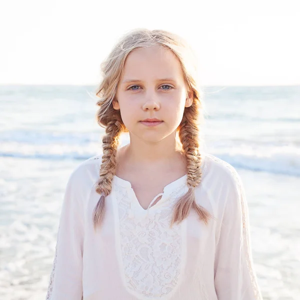年轻女孩在海边沙滩上的肖像 — 图库照片