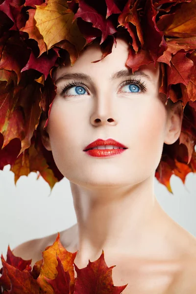 Herbst Porträt der schönen Frau mit roten Ahornblättern wr — Stockfoto