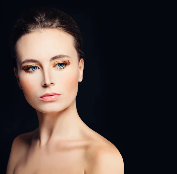 Doskonały Model Woman na ciemnym tle. Zdrowa skóra i Golden — Zdjęcie stockowe