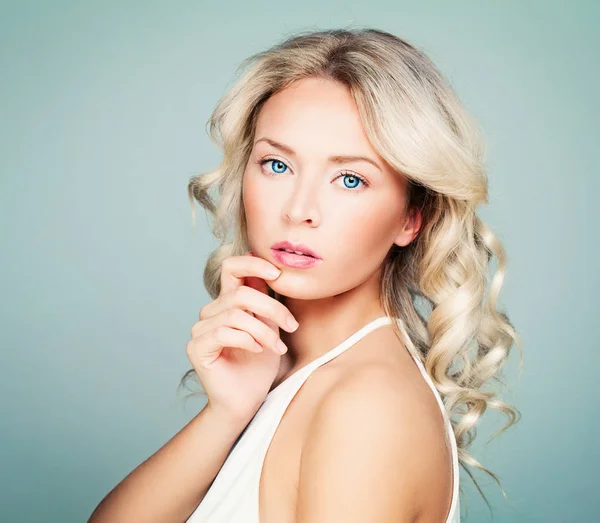 Mujer modelo pensante con cabello rizado rubio saludable —  Fotos de Stock