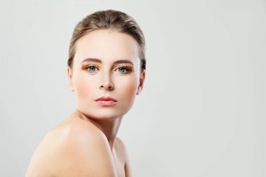 Sağlıklı cilt arka plan üzerinde kadınla güzel Model 