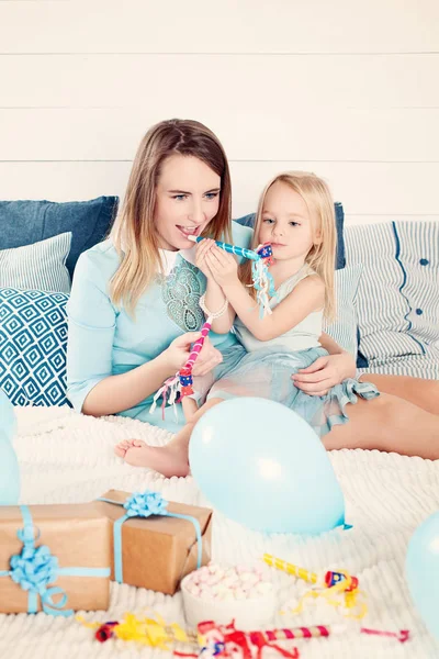Mother and Daughter Having Fun with Birthday Gift Box — Stock Photo, Image