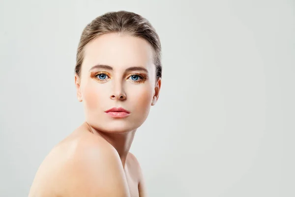Krásný Model žena s zdravou kůži na pozadí — Stock fotografie