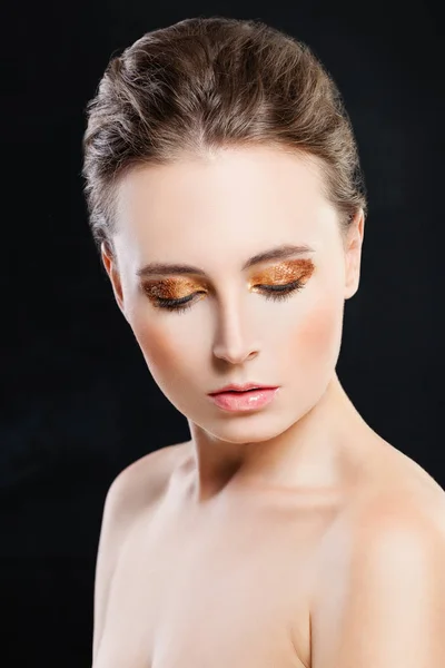 Mooie vrouw met gezonde huid en gouden make-up — Stockfoto