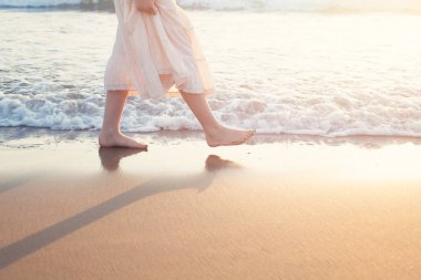 Beyaz etek kadın bacakları Beach Tatil yürüyüş