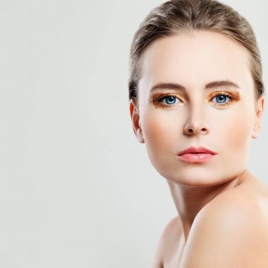 Sağlıklı bir cilt ile kadın modeli. Cilt Bakımı kavramı