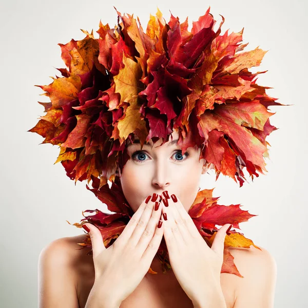 Verrast vrouw met herfst bladeren — Stockfoto