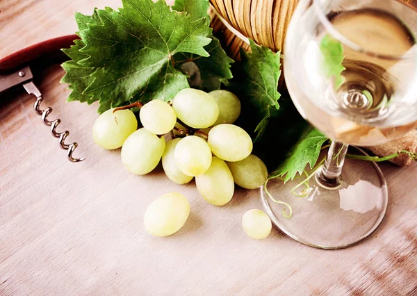 Vino, Uva e Uva con Foglie Verdi — Foto Stock