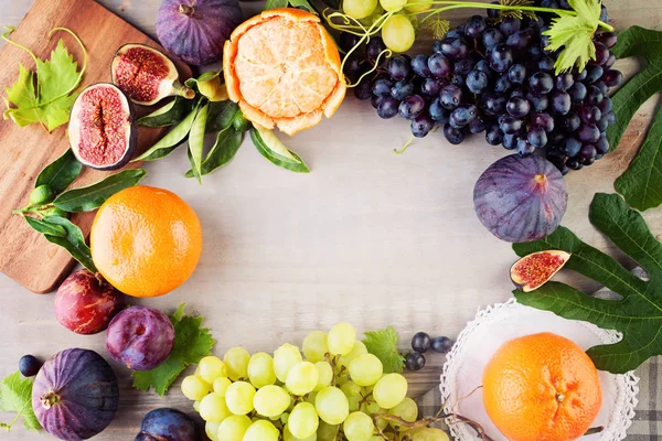 Fundo de comida Fronteira com frutas coloridas. Uva, Laranja, Figos — Fotografia de Stock