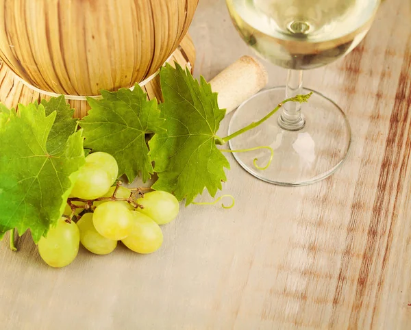 Vino, Uva e Uva con Foglie Verdi — Foto Stock