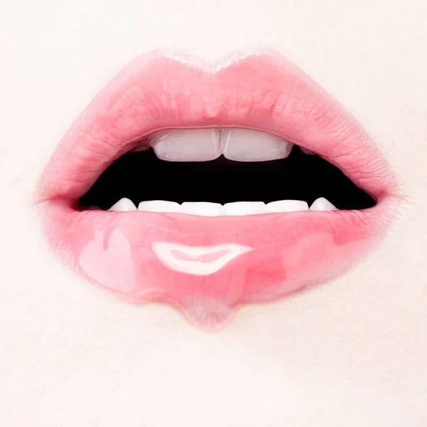 Pembe dudakları makro. Kadın dudakları ile dudak parlatıcısı makyaj yakın — Stok fotoğraf