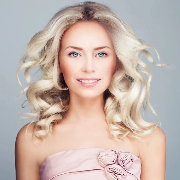 Perfect Blonda Femeie Cu Blowing Blonda Curly Hair — Fotografie, imagine de stoc