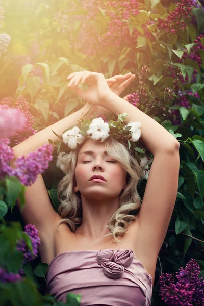 Belle femme relaxant dans les fleurs en plein air . — Photo