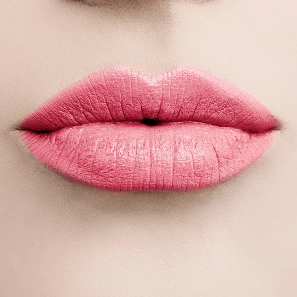 Macro de labios rosados. Rose labios femeninos con maquillaje de lápiz labial de cerca —  Fotos de Stock