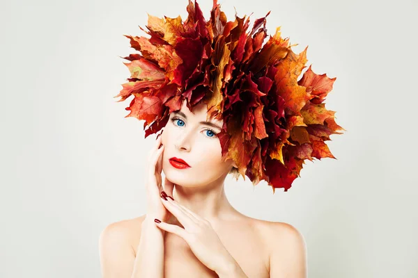 Fashion Portrait of Beautiful Autumn Woman. Model with Makeup — Stock Photo, Image