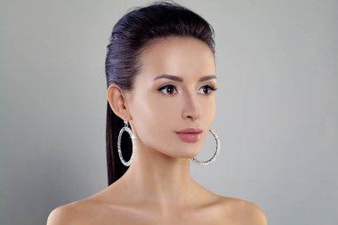 Mükemmel Model kadın makyaj ve Kristal Küpe