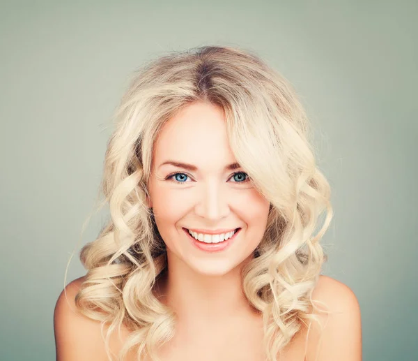 Šťastné blond žena s blond kudrnaté vlasy. Usměvavá modelka — Stock fotografie
