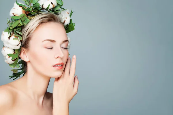 Wellness-Frau mit grünen Blättern und Baumwollblumenkranz — Stockfoto