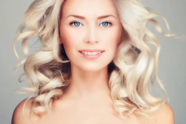 Trevlig blond kvinna mode modell med blåser håret — Stockfoto