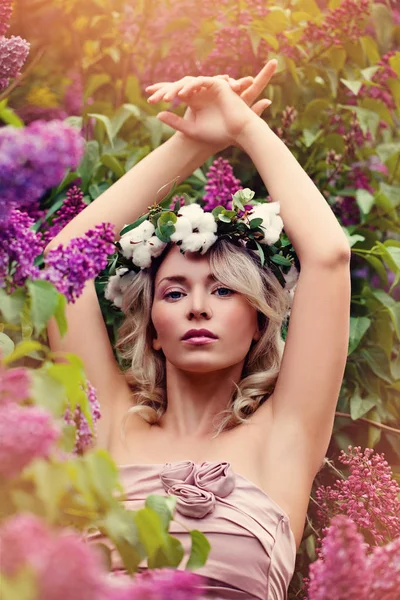 Femme blonde parfaite avec des fleurs de lilas et la lumière du soleil en plein air . — Photo