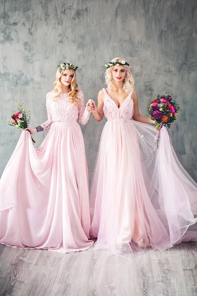 Beautiful Blonde Women in Pink Evening Gown Smiling. — Stock Photo, Image