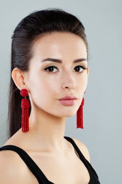 Makyaj, siyah saçlı ve Kızıl küpe güzel kadınla