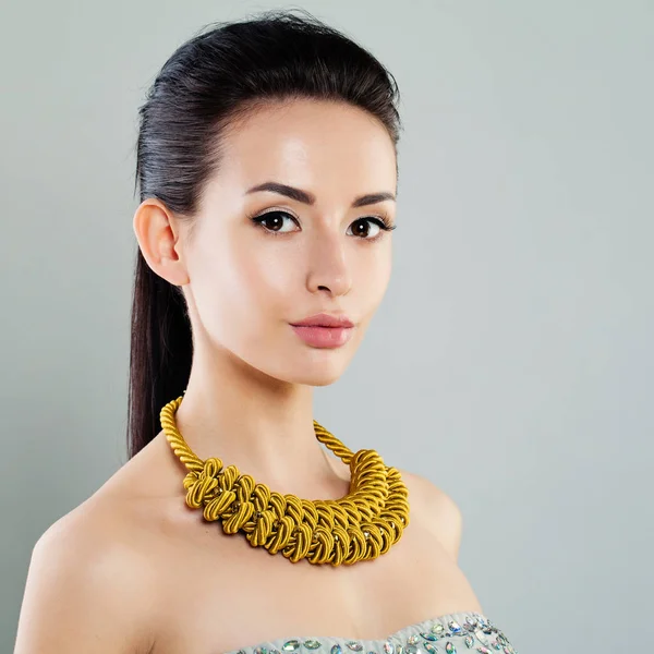 Perfecte jonge vrouw met sieraden ketting — Stockfoto