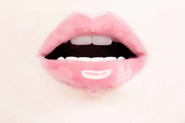 Vrouwelijke lippen met roze lipgloss. Natte lippen met make-up — Stockfoto