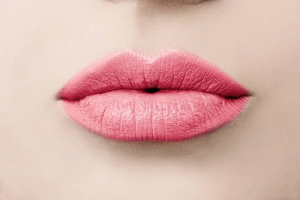 Красавица. Люблю губы Макро. Целующие губы — стоковое фото