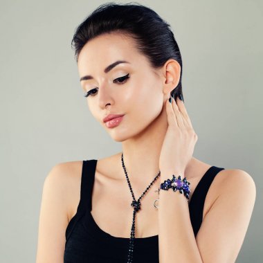 Makyaj ve takı ile mükemmel kadını