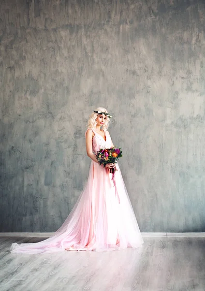 Mulher glamourosa em vestido elegante posando . — Fotografia de Stock