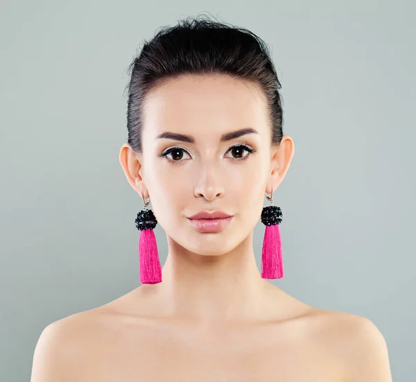아름 다운 여자 핑크 귀걸이 — 스톡 사진