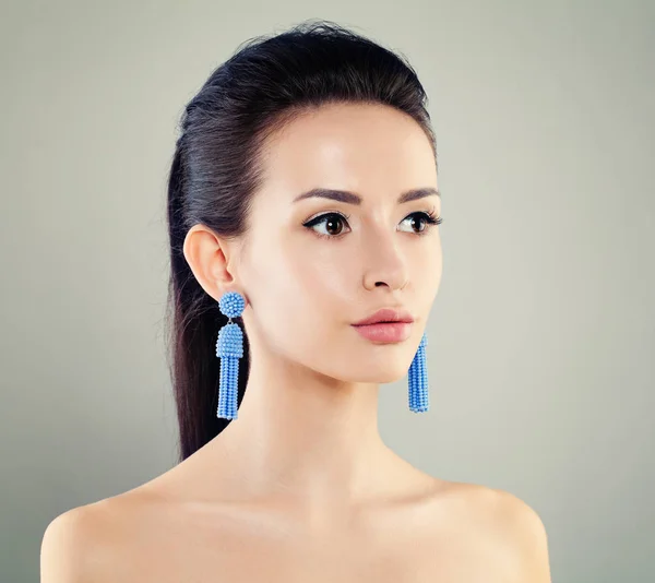 Schattig meisje met oorbellen. Mode portret van mooie vrouw — Stockfoto