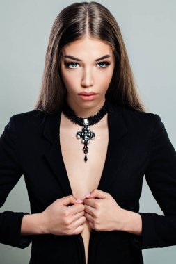 Siyah elbiseli seksi manken. Güzel genç kadın