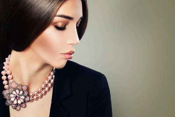 Modelo de moda de mujer joven con maquillaje y collar de joyas —  Fotos de Stock