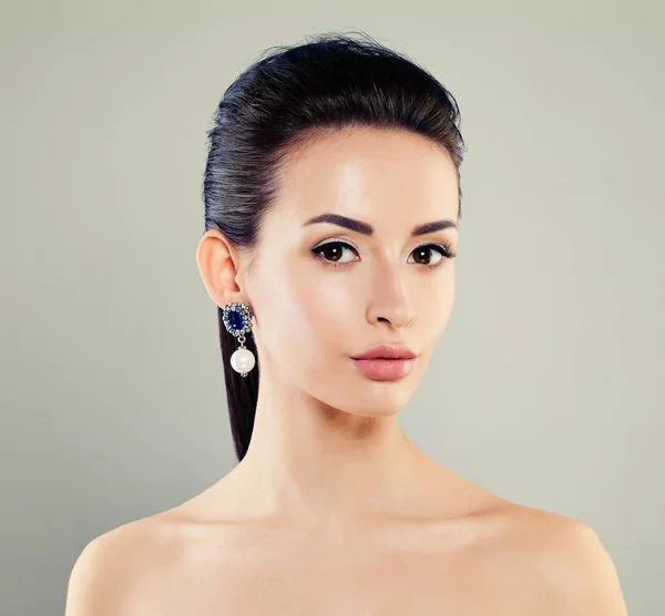 Belle femme avec des boucles d'oreilles de mode — Photo