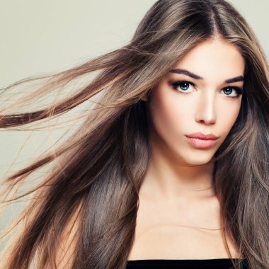 Uzun sağlıklı saç modeli ile mükemmel kız. Güzel kadın Fashio