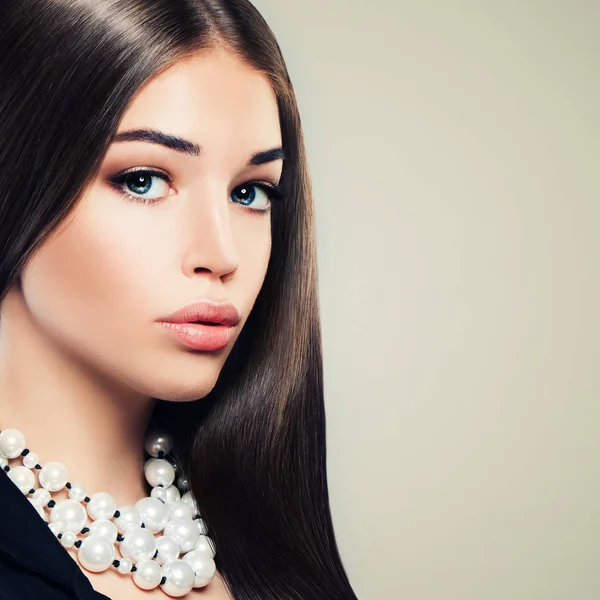 Hermosa mujer joven modelo de moda con maquillaje y perlas escote — Foto de Stock