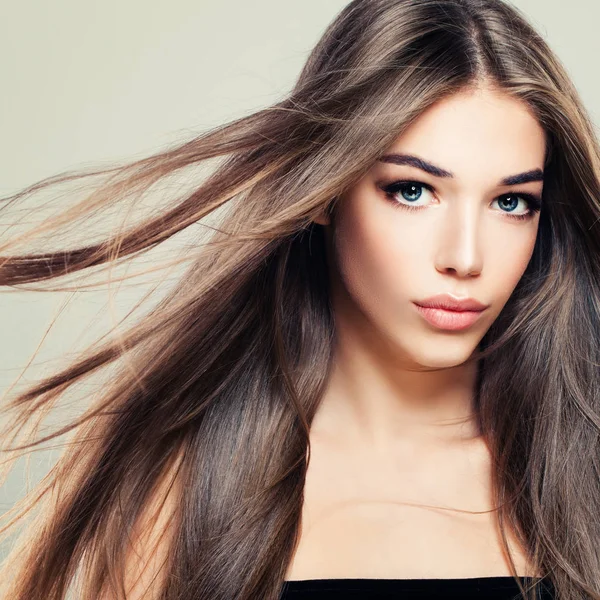 Perfect Girl with Long Healthy Hairstyle. Beautiful Woman Fashio — Stock Photo, Image