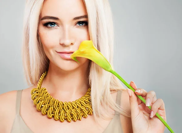 Mosolyogva divat modell nő smink, szőke haj, arany nyak — Stock Fotó