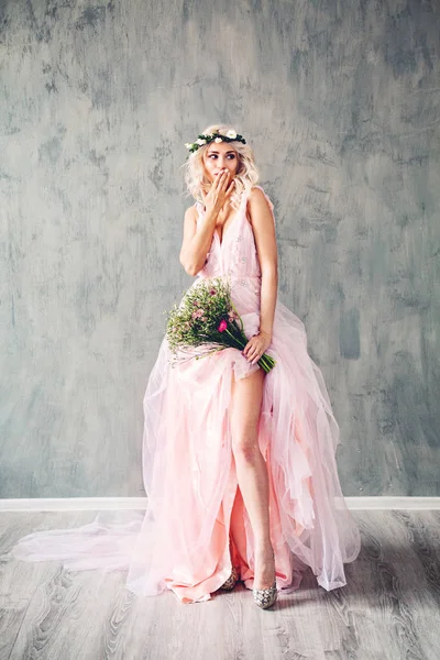 Beleza loira feliz. Mulher modelo agradável em vestido rosa em cinza — Fotografia de Stock