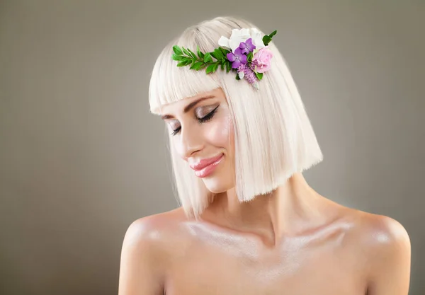 Hübsches blondes Mädchen lächelnd. Schönes Mode-Modell — Stockfoto