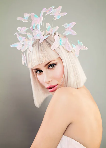 Mujer agradable con cabello rubio y decoración creativa del cabello —  Fotos de Stock