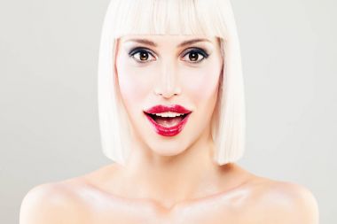 Açık ağız sürpriz kadınla. Sarışın Model makyaj ile