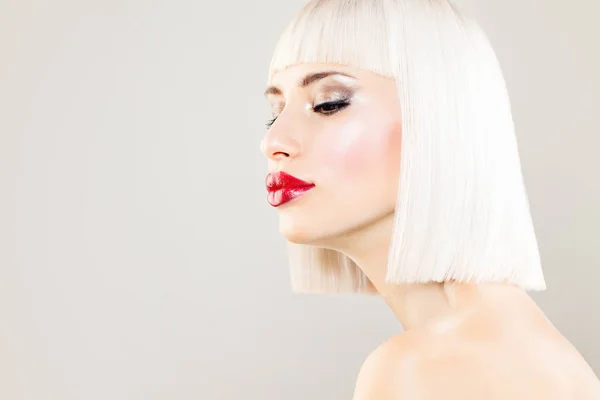 Szexi szőke nő divat modell színes haj. Blondie-lány — Stock Fotó