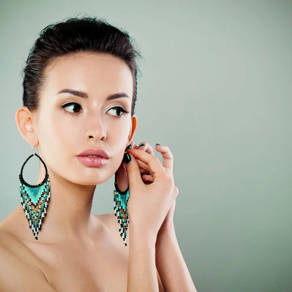 Güzel bir kadın ile mükemmel makyaj moda küpe takıyor