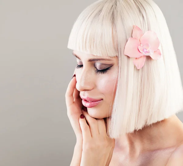 Aranyos modell nő egészséges bőr és rózsaszín orchidea virág — Stock Fotó