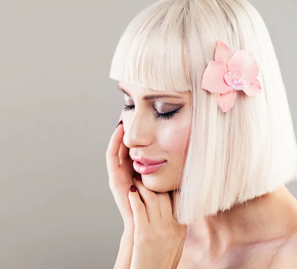 Mignon modèle femme avec une peau saine et rose fleur d'orchidée — Photo