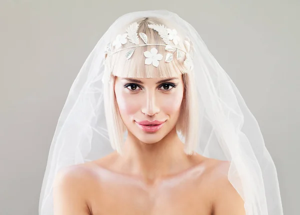 Beautiful Young Bride Woman. Blonde Fashion Model with Bob Hairs — Stock Photo, Image